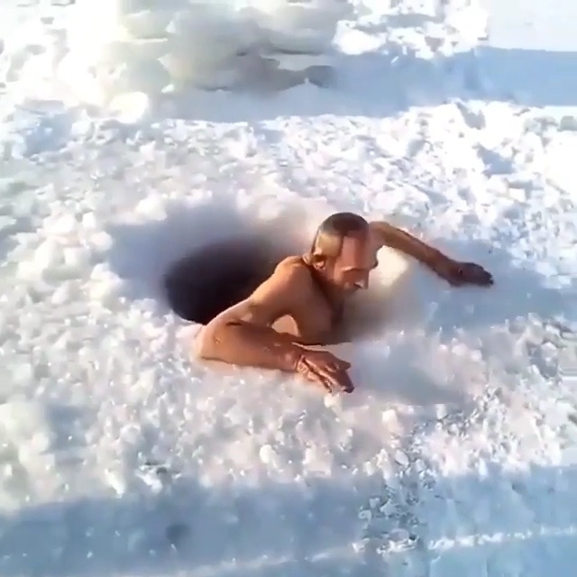 Ong cu lan xuong duoi long song dong bang de bat gian hinh anh