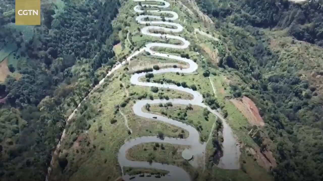 Duong deo ngoan ngoeo 'vo doi' voi 68 khuc cua keo dai hon 6 km hinh anh