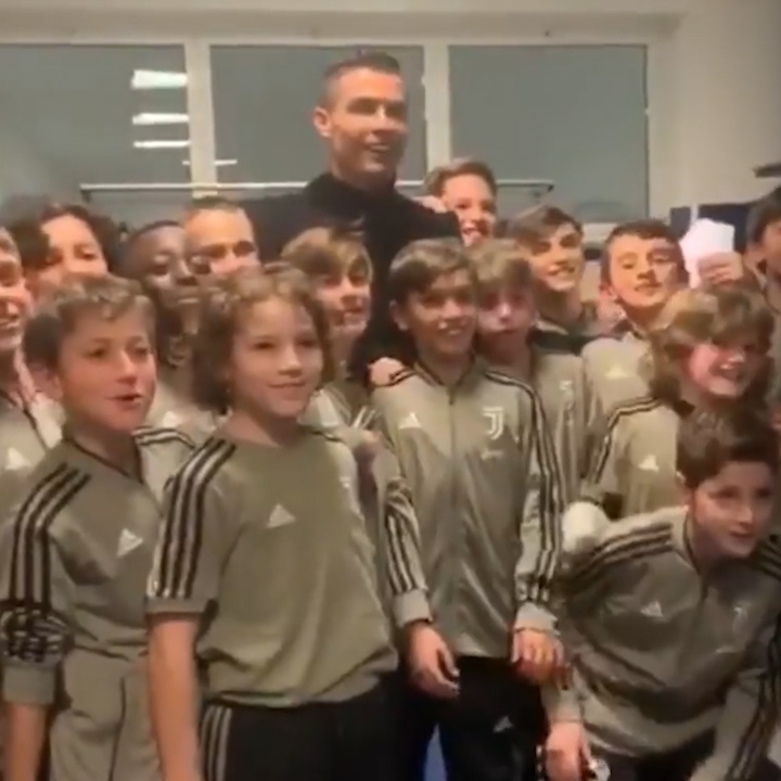 Cac cau thu nhi lo Juve sung suong vi duoc Ronaldo den tham hinh anh