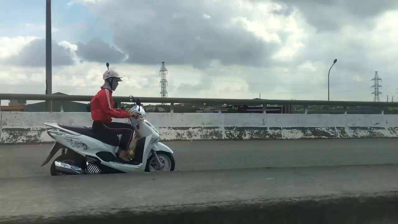 Trum khan kin mit, lao xe nguoc chieu vun vut tren quoc lo hinh anh