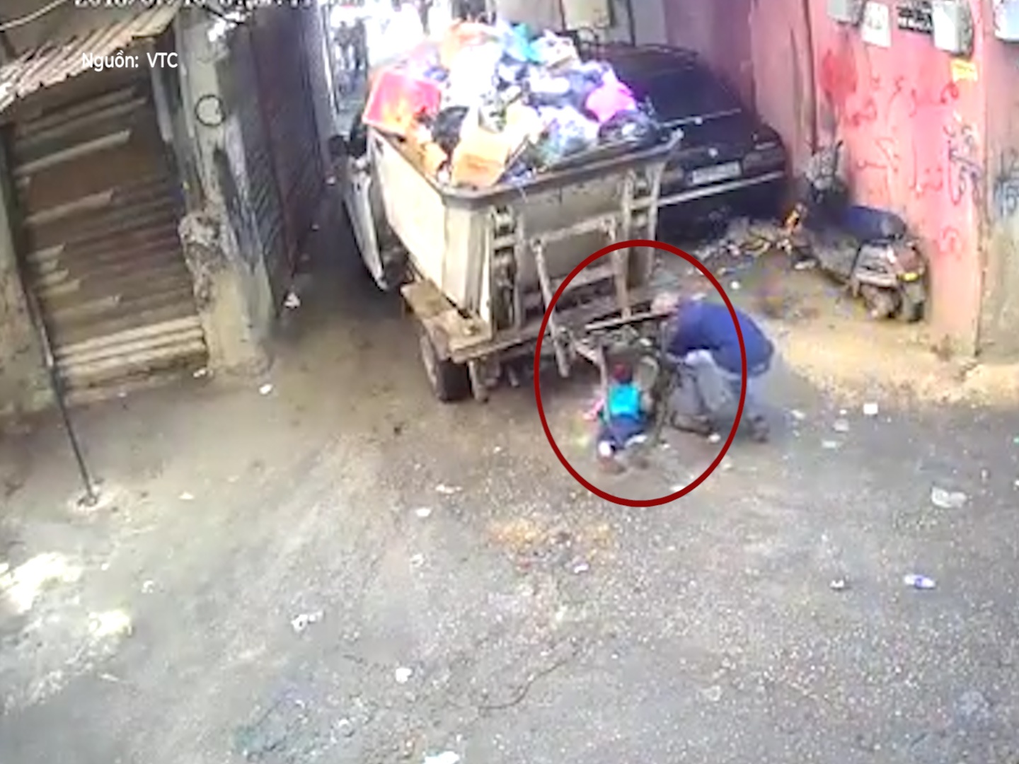 Be trai bi cuon duoi gam xe rac va thoat chet mot cach than ky hinh anh