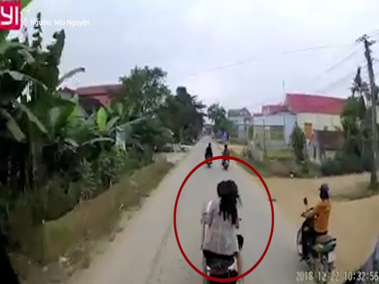 Tai xe khong doi mu bao hiem, tat dau oto voi toc do cao hinh anh