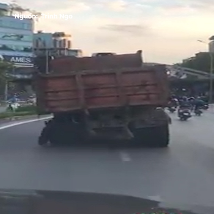 Tai xe lieu linh dieu khien xe tai thung lop luu thong tren duong hinh anh