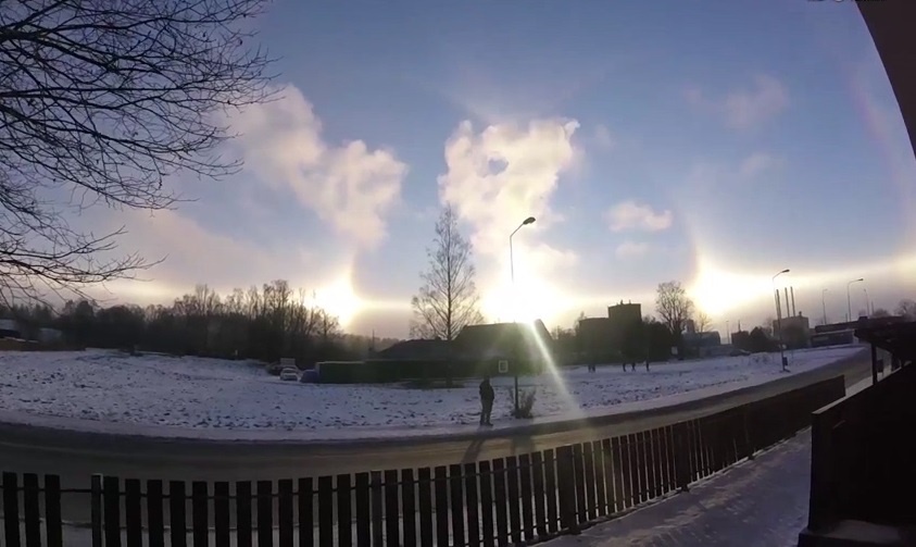 3 Mat Troi xuat hien cung luc o Thuy Dien hinh anh