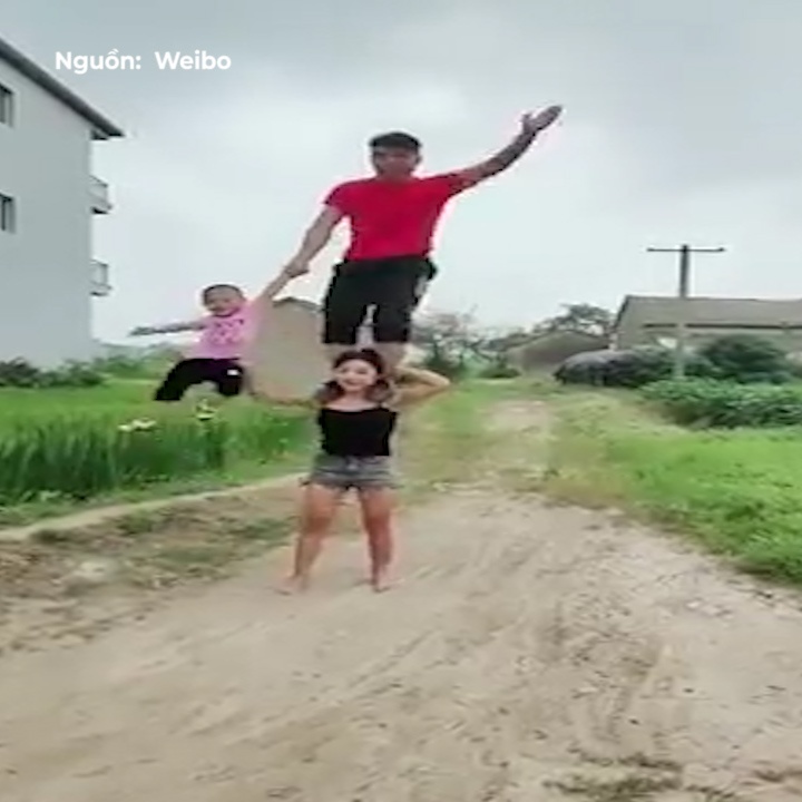 Co nang Trung Quoc giu thang bang ca gia dinh tren doi vai hinh anh