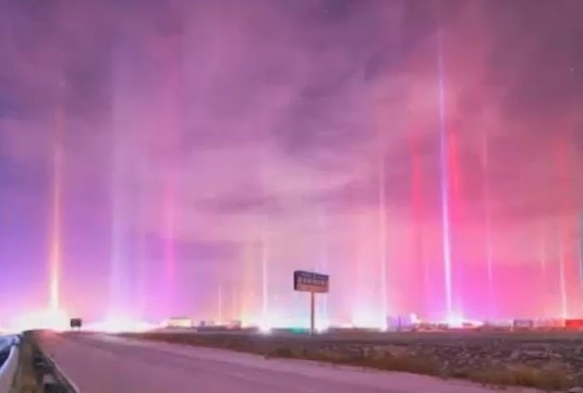 Song dong cot sang giua troi lanh am do o Trung Quoc hinh anh