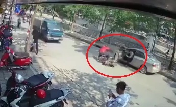 Tai xe mo cua oto, gay tai nan thuong tam cho nguoi di xe may hinh anh