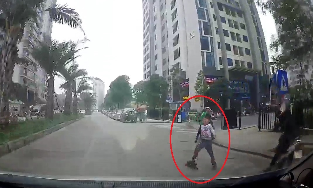 Be trai truot patin tren duong pho, lao thang vao xe oto hinh anh