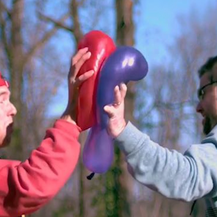 Xem khoanh khac kho tin cua hai qua bong dap vao nhau hinh anh