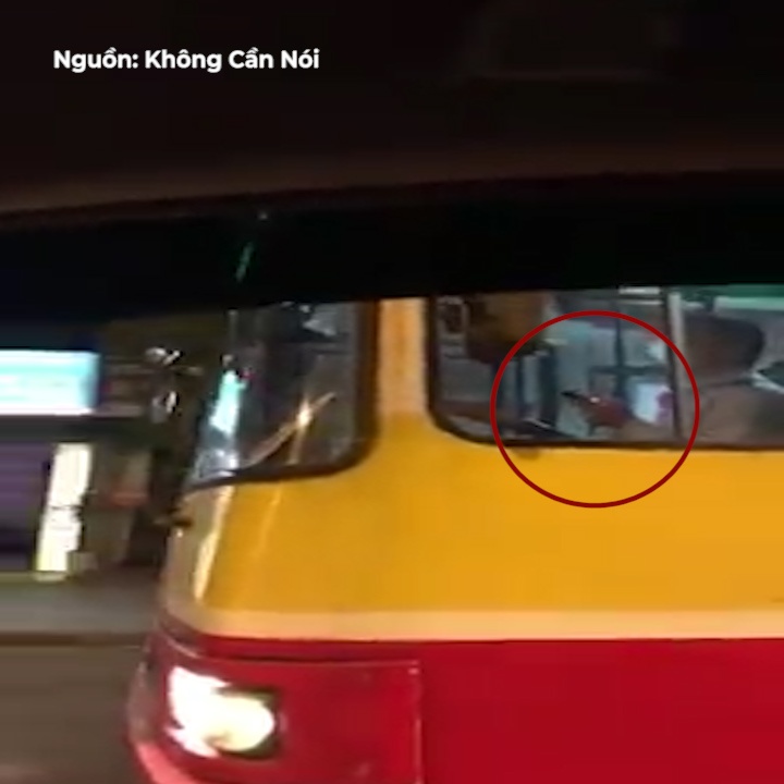 Tai xe xe buyt dung dien thoai khi dang cho khach hinh anh