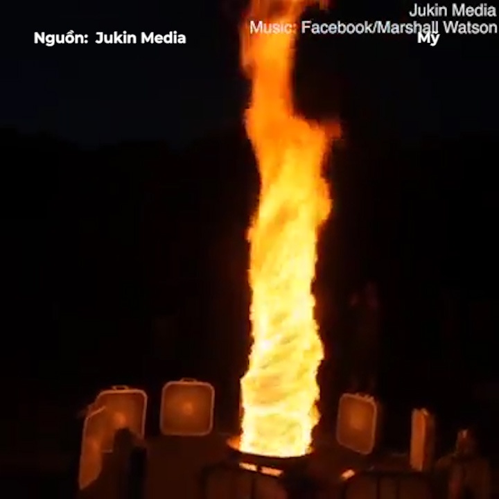 Cot lua xoay khong lo duoc tao ra tu 10 chiec quat may hinh anh