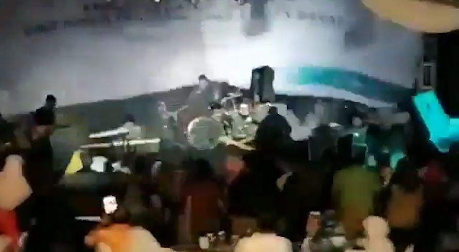 Song than Indonesia cuon phang ban nhac rock dang bieu dien hinh anh