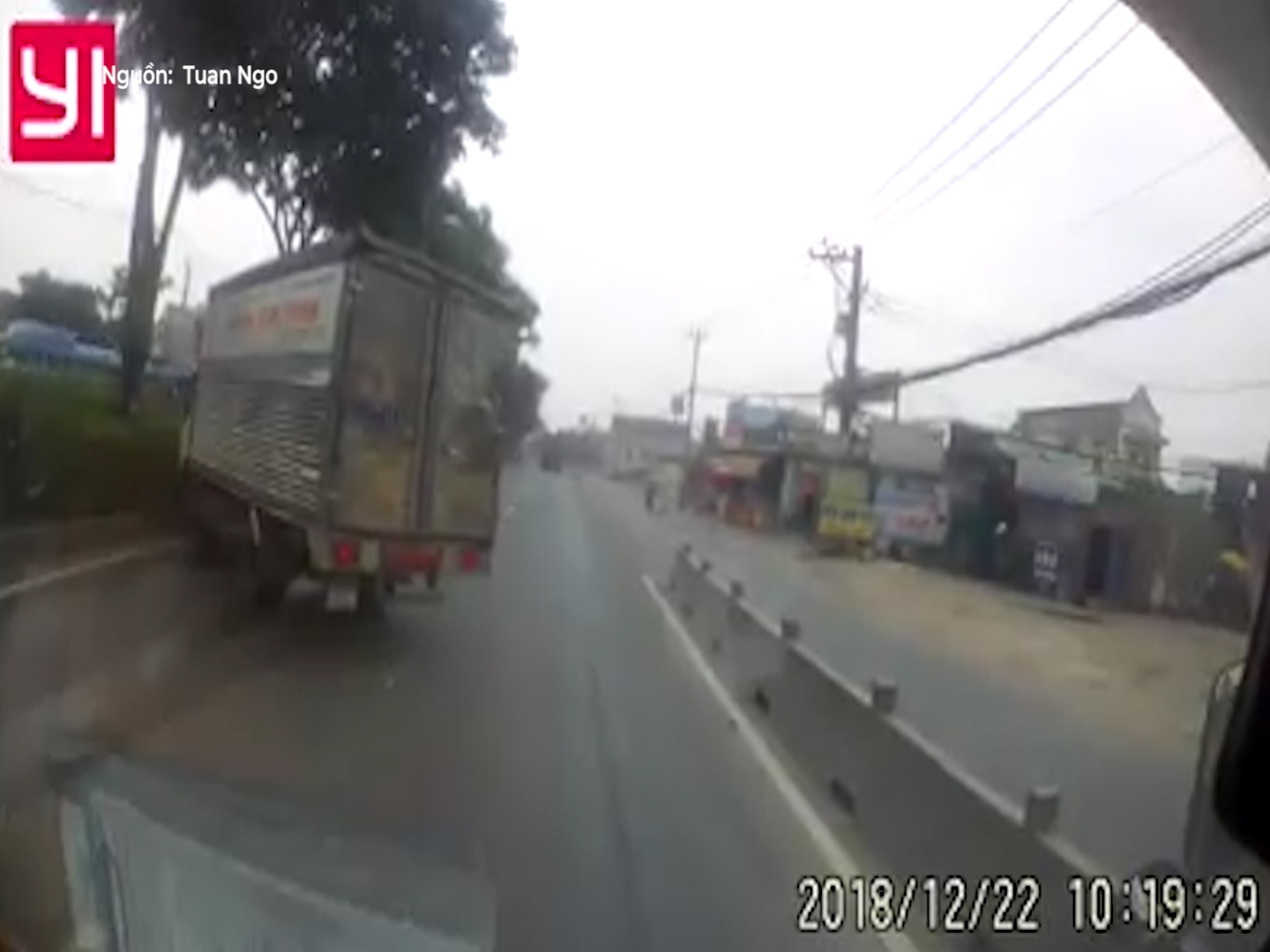 Tai xe container chen ep khien xe tai lao dau vao dai phan cach hinh anh