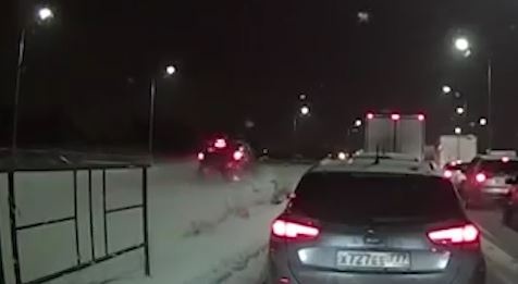 Tranh duong tac, oto lot ho nga chong nguoc hinh anh