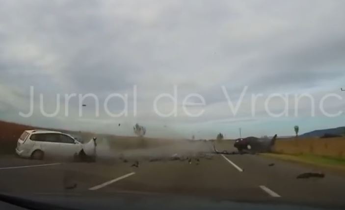 Hai oto dam truc dien voi toc do cao tren xa lo hinh anh