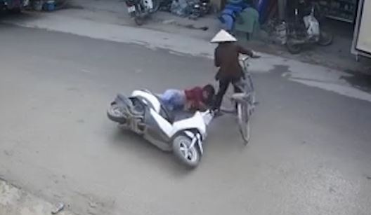 Co gai phanh gap, te ra giua duong do cu ba qua duong khong quan sat hinh anh