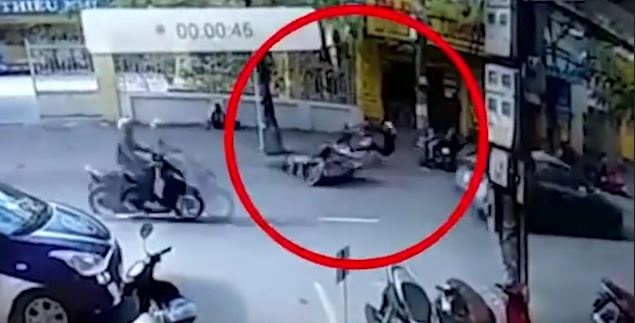 Nguoi dan ong di nguoc chieu tong manh vao xe dap dien hinh anh