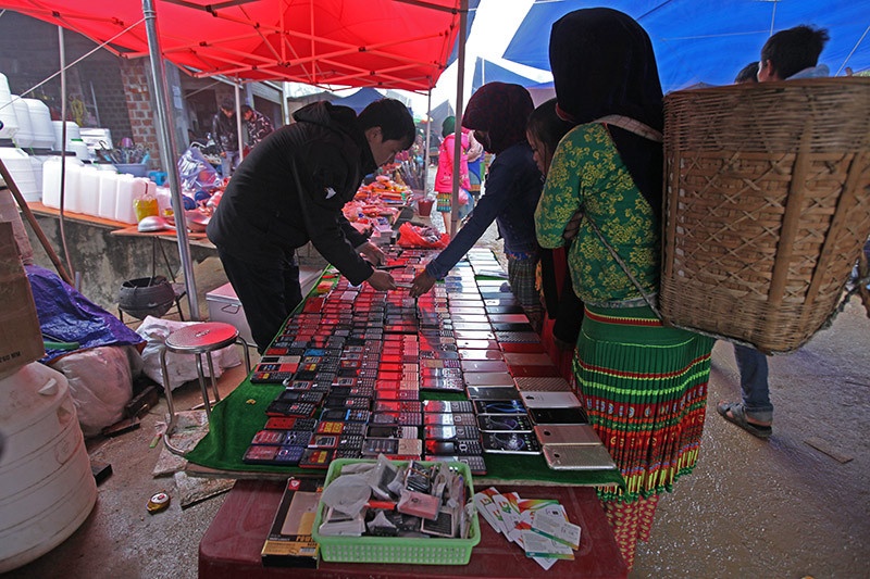 Smartphone gia 200 nghin dong tran lan cho phien vung cao hinh anh