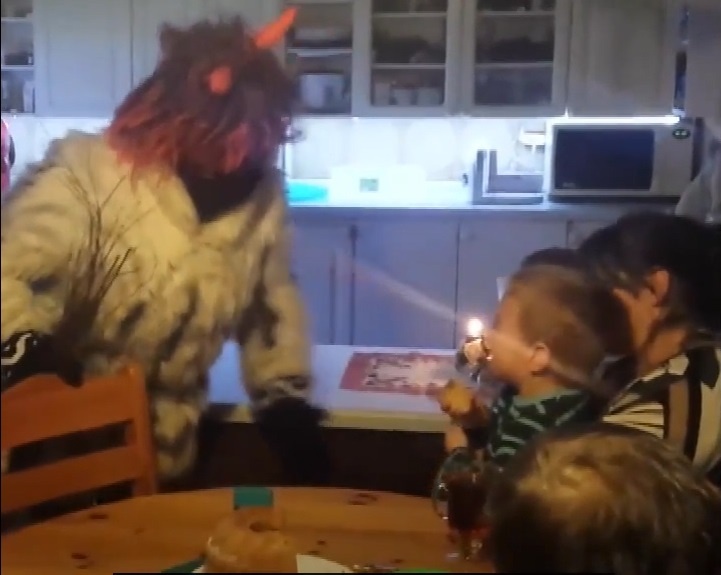 Truyen thong don Giang sinh kinh di o CH Czech khien tre em khoc thet hinh anh