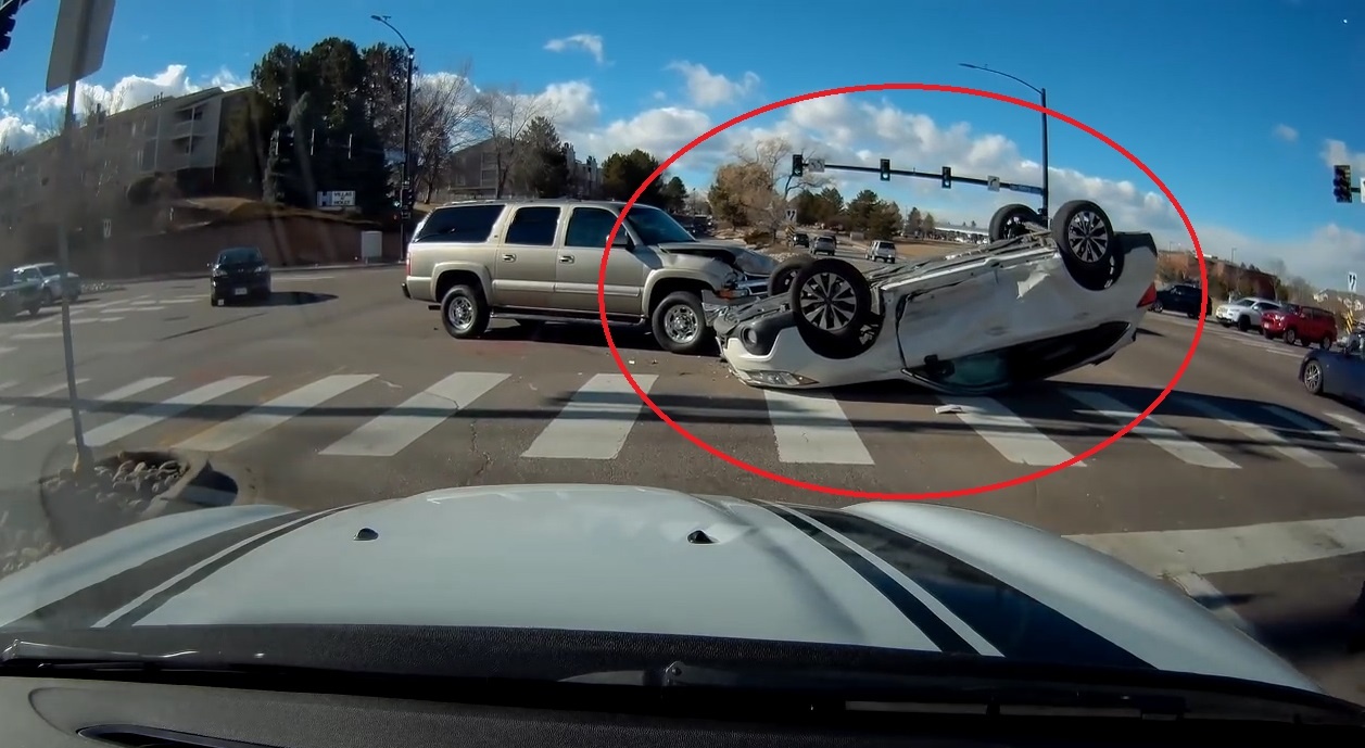 Qua duong voi, hai xe oto dam vao nhau lat ngua 4 banh len troi o My hinh anh