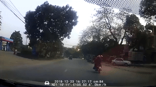 Chuyen lan dot ngot, nguoi phu nu di xe may bi oto dam phai hinh anh