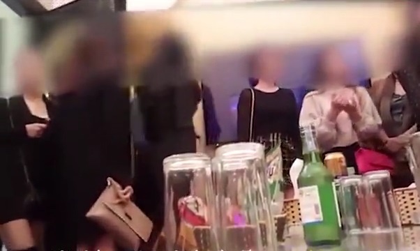 'Chan dai' an minh, dan karaoke mo am trong nha hang o lang biet thu hinh anh