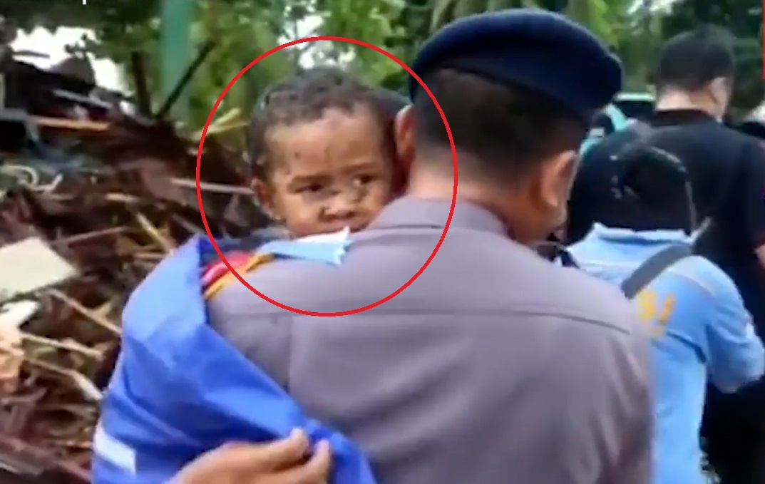 Cuu be trai ket trong oto suot 12 gio sau tran song than o Indonesia hinh anh