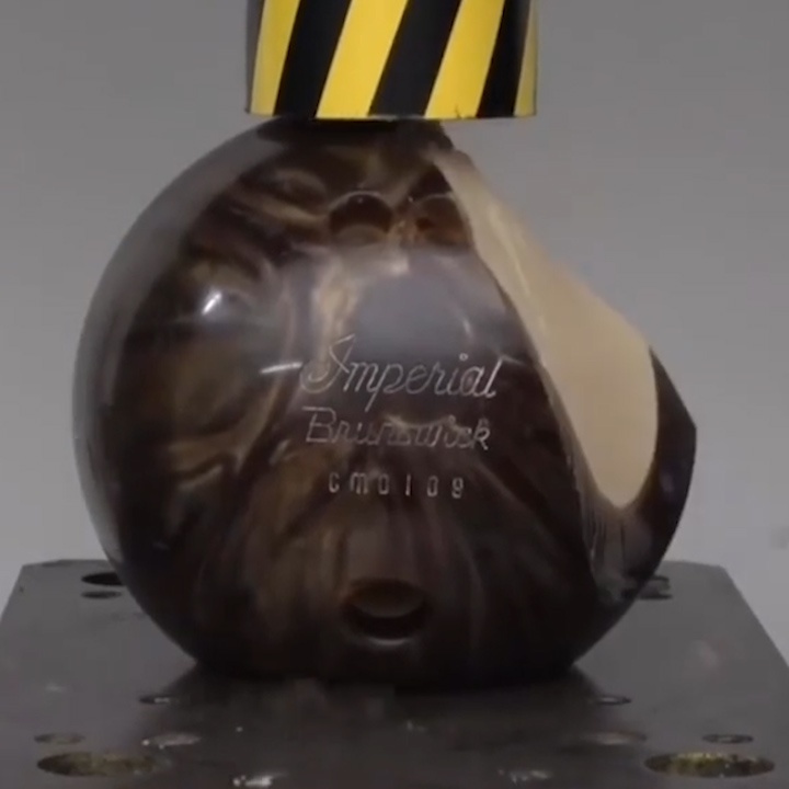 Bong bowling nat nhu vien keo sau khi bi ep thuy luc hinh anh