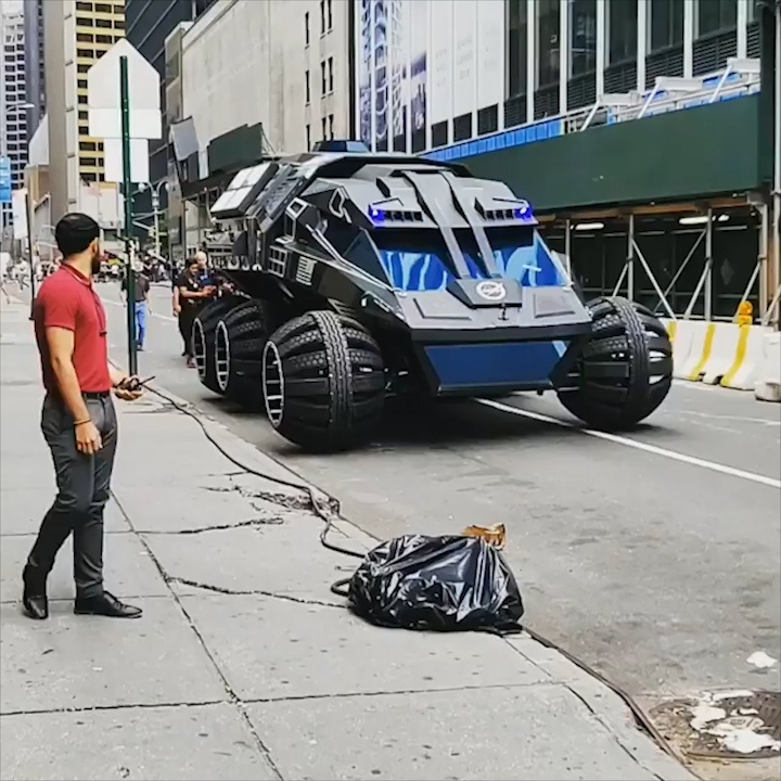 Xe tham do sao Hoa cua NASA bat ngo chay thu tren duong pho My hinh anh