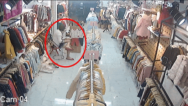 Nu quai vo lam khach, mo tu trom gan 20 trieu cua chu shop hinh anh