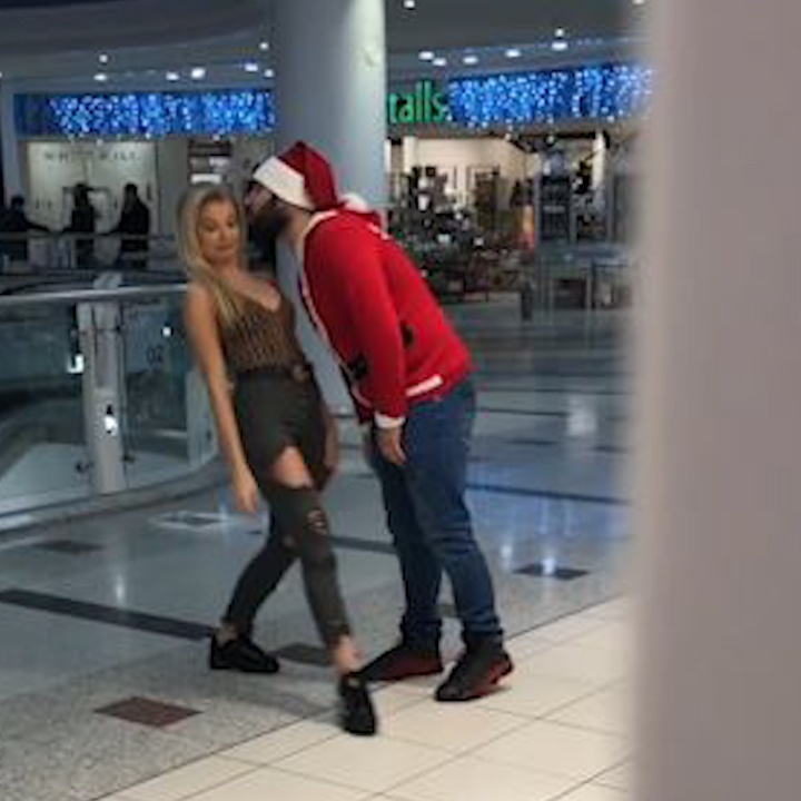 Co gai bat ngo xoac chan, ne nu hon cua 'ong gia Noel' hinh anh