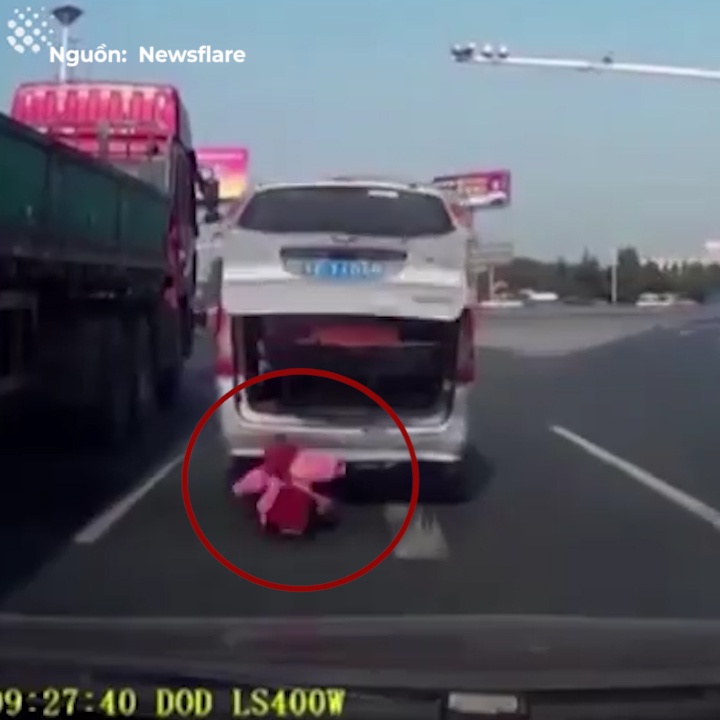 Tre con lot khoi ghe xe, nga xuong mat duong hinh anh