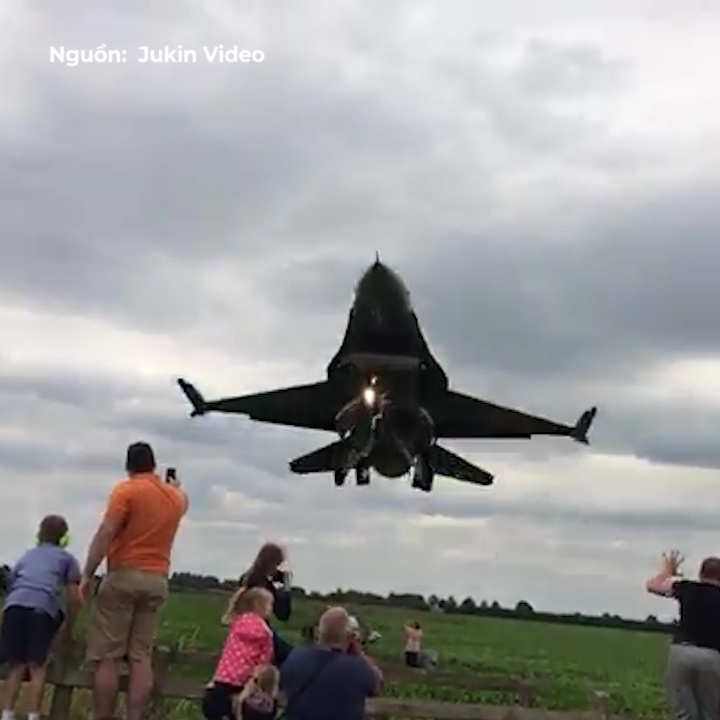 May bay chien dau ha canh ngay sat tren dau du khach hinh anh