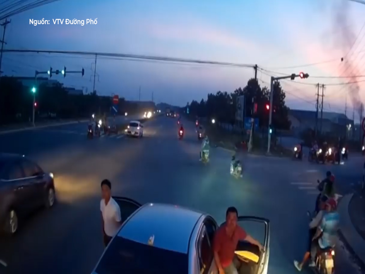 Tai xe chan dau, phan ung voi xe tai khi sang duong suyt bi tong hinh anh