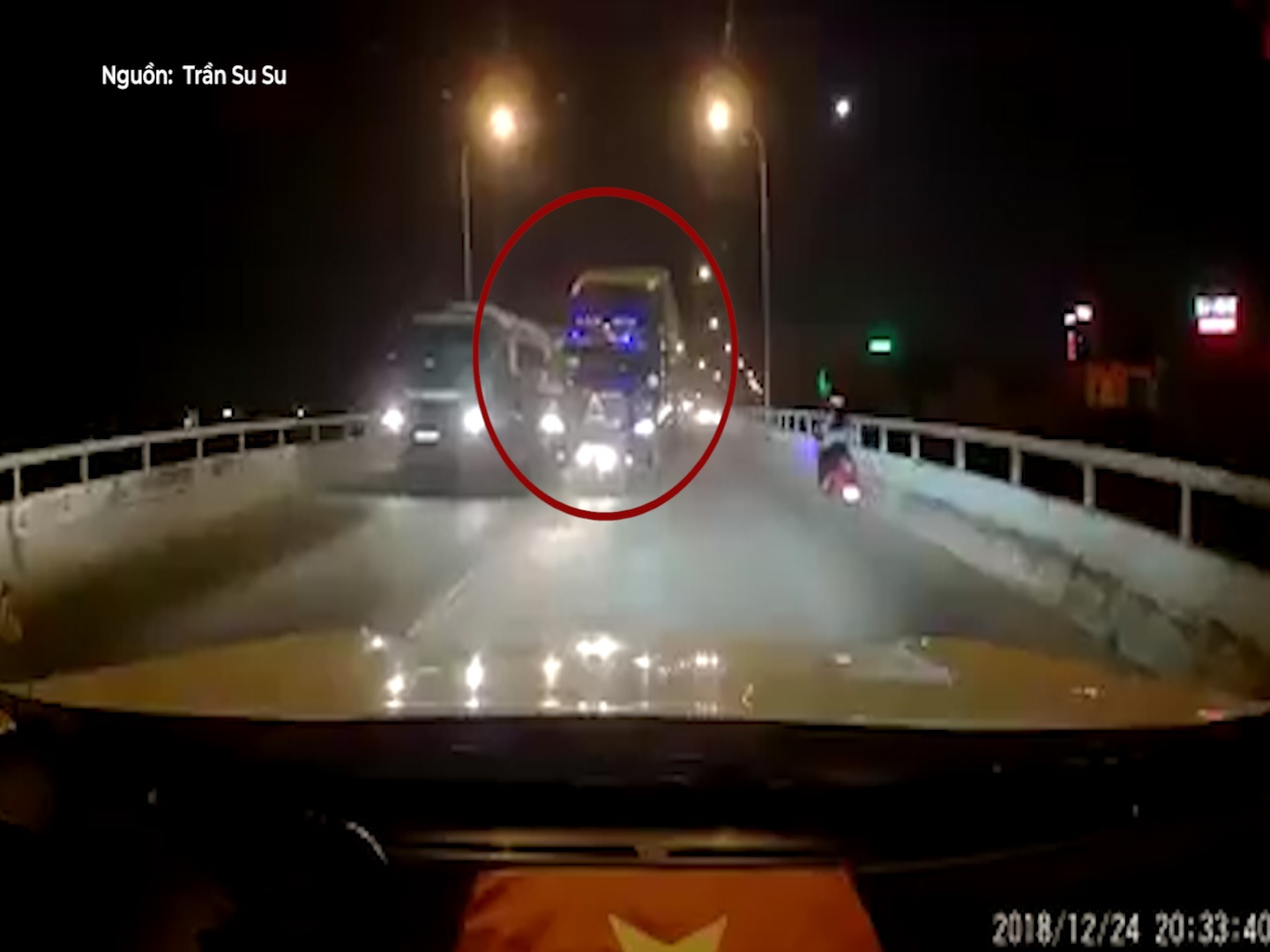 Tai xe container lieu linh vuot au tren cau hep hinh anh