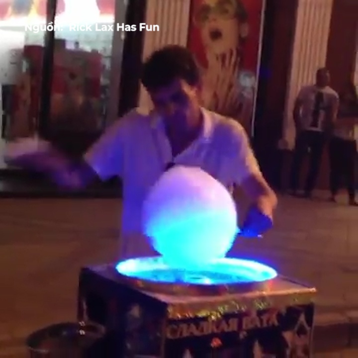 Nghe sy nhay mua dieu nghe khi dang lam keo bong hinh anh