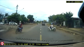 Sang duong khong quan sat, co gai bi oto dam hinh anh