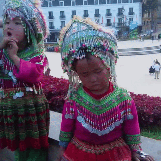 Em be vung cao ngu gat gu dang yeu ngay tren pho hinh anh