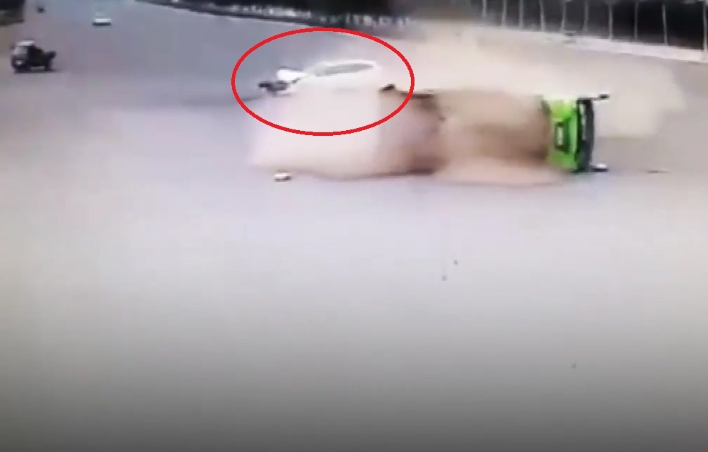 Oto con dot ngot tang toc, dam xe buyt lat nhao tham khoc o Trung Quoc hinh anh