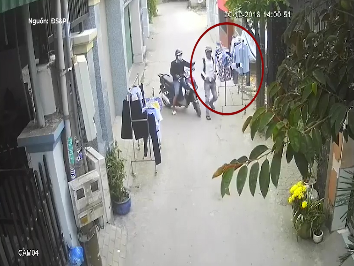 Tai xe di xe SH trom quan ao con phoi tren sao hinh anh