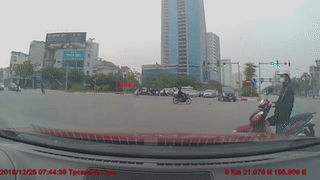 Sang duong khong quan sat, nguoi phu nu va vao oto nga xuong duong hinh anh