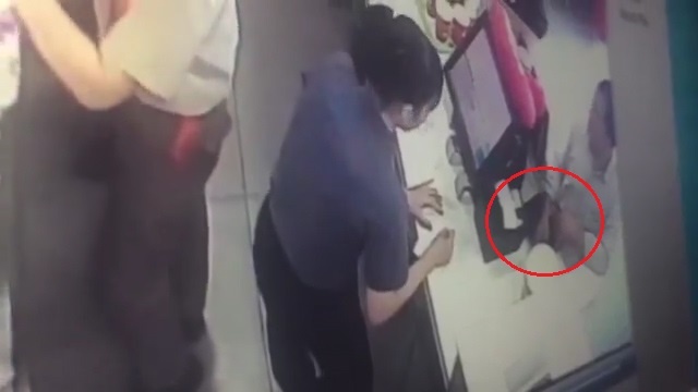 Mua hang roi nhanh tay trom luon vi cua nhan vien hinh anh