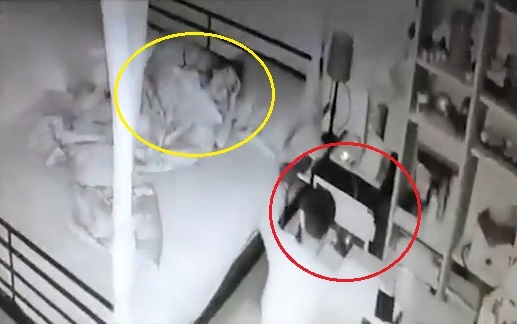 Vao tan giuong nguoi dang ngu o Ha Noi de trom tai san hinh anh