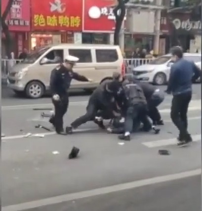 Canh sat Trung Quoc ha guc ke cuop xe buyt tong chet 8 nguoi hinh anh