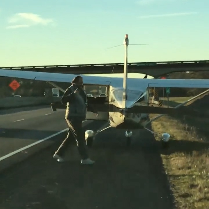 Phi cong cho dap may bay ngay tren cao toc de di ve sinh hinh anh