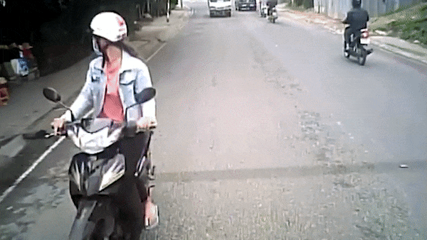 Chay xe ngo ngang ngo doc, co gai tong vao duoi oto hinh anh