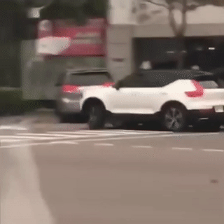 Vo noi mau ghen, phi oto chom len noc xe cua chong dang cho nhan tinh hinh anh