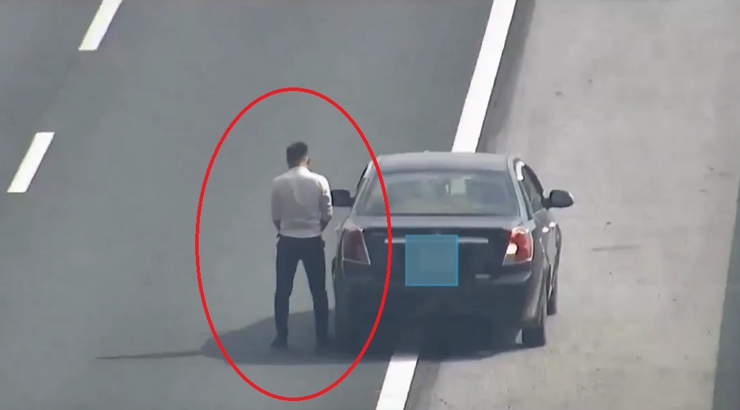 Thanh nien than nhien dung xe tieu tien tren duong cao toc hinh anh