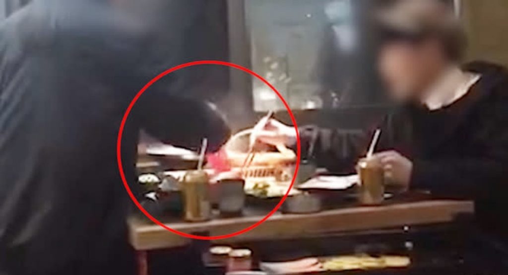 Cai va, co gai nem dien thoai cua ban trai vao noi lau soi sung suc hinh anh