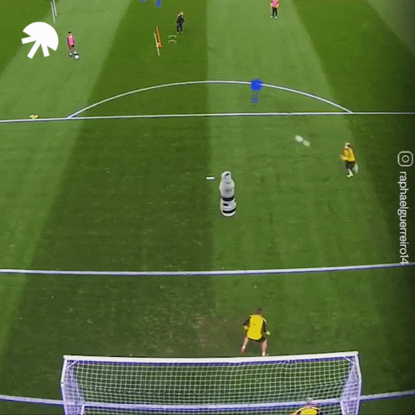 Nhung ban thang khong tuong cua sao bong da tren san tap hinh anh